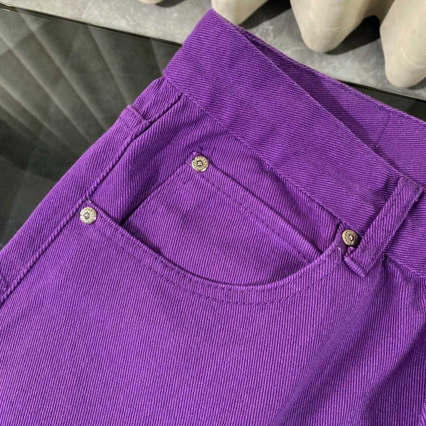 P240 CH Chromehearts 2025 new limited edition black and pink cross leather couple style washed loose purple jeans 💜 Top quality ceiling quality styles with different washed textures, very friendly to people with thin legs and thick legs. The straight and loose version is very flattering to the leg shape. Timeless and moderate length, easy to match with casual, basic styling for various styles, a must-have in the wardrobe! The fabric is stiff but also makes the upper body soft without losing texture. The washing process is even more perfect. It is a must-have item for everyone! ! ! Washed wheat, hang tag, pants label, three labels complete Color: Purple Size: 28, 30, 32, 34